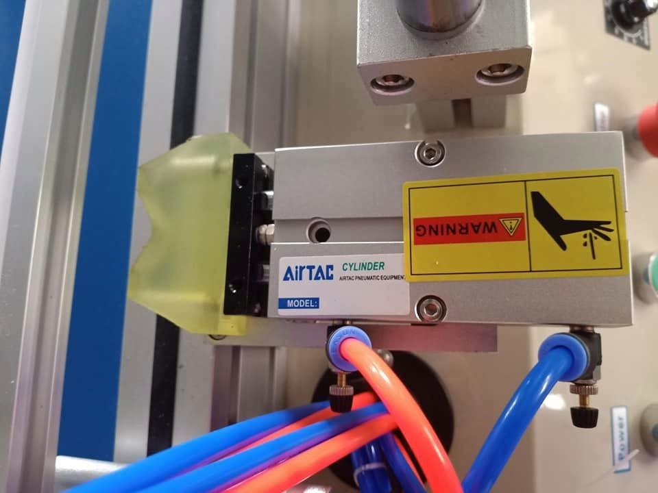 Halbautomatische Flaschenverschlussmaschine aus Edelstahl
