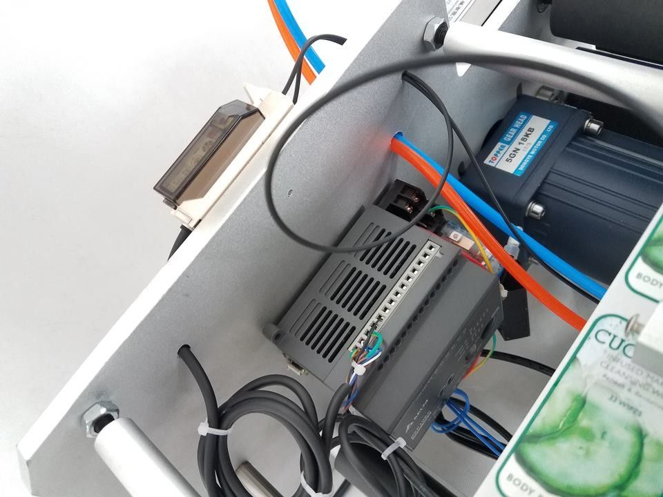 Aufkleber für Schreibtische Halbautomatischer Flaschenetikett-Applikator Pneumatischer Typ