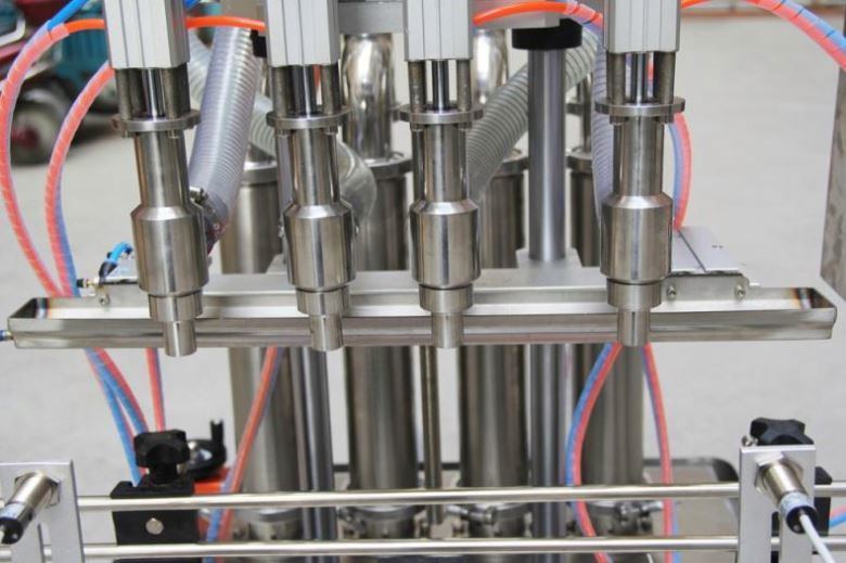 Automatische 4-Kopf-Flüssigkeitsabfüllmaschine Abfülllinie mit niedrigem Preis Flüssigkeitsabfüllmaschine für Produktionslinie
