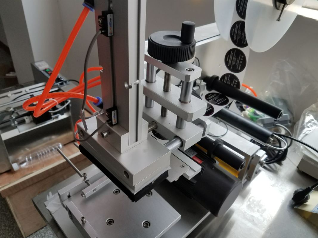 Hochgenaue, stabile Flachflächen-Kennzeichnungsmaschine Quadratflasche, Box Mehrseitige Kompaktetiketten für kleine Unternehmen