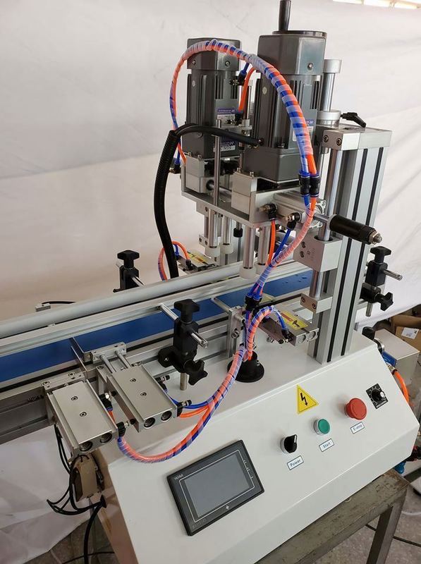 Fabrik Direktverkauf Neues Design Pneumatische Tischplatte Automatischer Auslöser Spray Capper Maschine Plastikflasche Glas Deckelmaschine