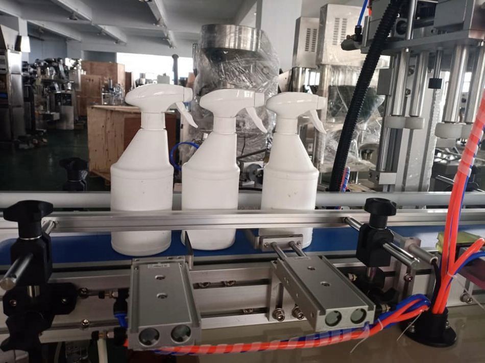Fabrik Direktverkauf Neues Design Pneumatische Tischplatte Automatischer Auslöser Spray Capper Maschine Plastikflasche Glas Deckelmaschine